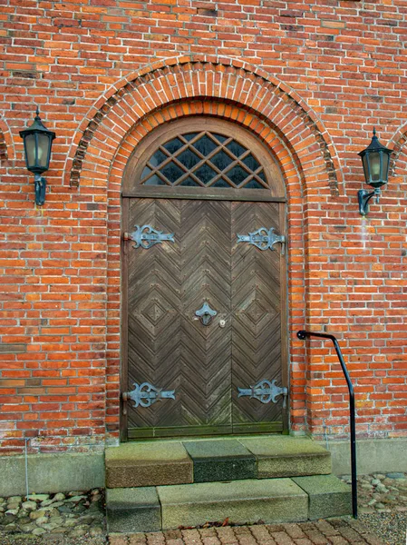 古い赤レンガ教会のドア — ストック写真