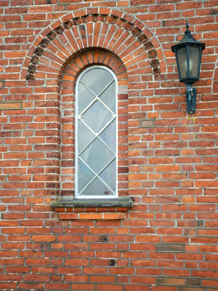 Okno Starego Kościoła Czerwonej Cegły — Zdjęcie stockowe