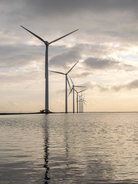 Denizde rüzgar jeneratörleri olan bir manzara