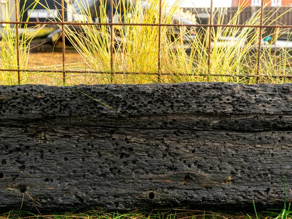 古い板と草の背景 — ストック写真
