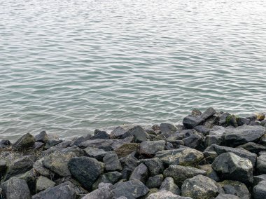 Taş iskele ve deniz manzarası