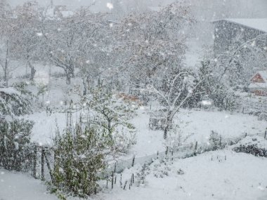 Kar fırtınası kar fırtınası manzarası, avlu manzarası