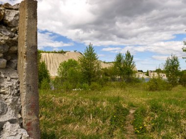 Beyaz bir dağın ve yeşil ağaçların üzerinden geçen taş bir çitin ötesine bak.