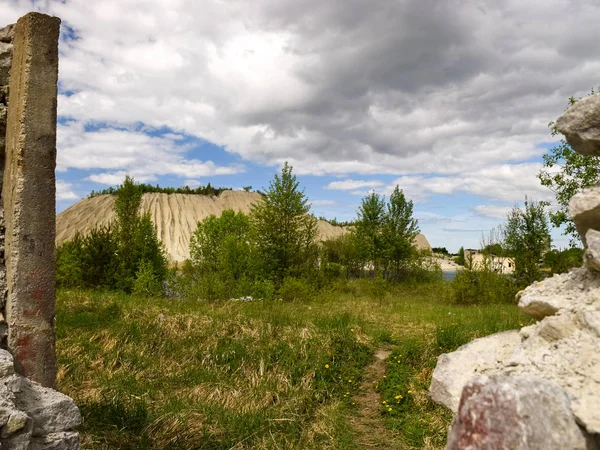 Baharın başında beyaz dağla gerçeküstü manzara