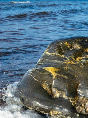 Sahilde çeşitli taş şekilleri