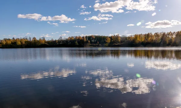 Barevná Podzimní Krajina Jezera Zlatý Podzim Barevné Stromy Odrazy — Stock fotografie