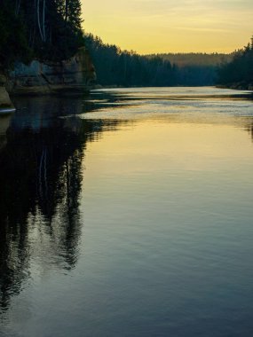 Akşam manzara Nehri üzerinde