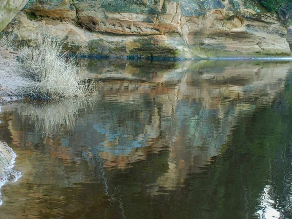Τοπίο Αμμόλιθο Γκρεμό Από Τον Ποταμό Gauja Λεττονία — Φωτογραφία Αρχείου