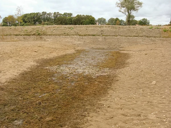 Paisagem Com Terra Uma Lagoa Sem Água Grama Juncos Costa — Fotografia de Stock