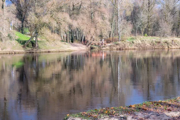 Schöne Aussicht Auf Ruhiges Wasser Wolken Und Baumglanz — Stockfoto