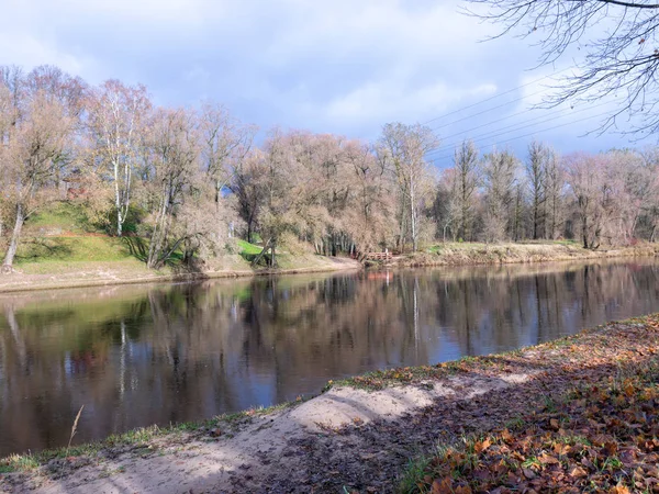 Hermosas Vistas Aguas Tranquilas Nubes Resplandor Árboles — Foto de Stock