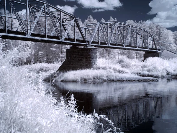 Imagem Paisagem Infravermelha Preto Branco Ponte Sobre Rio — Fotografia de Stock