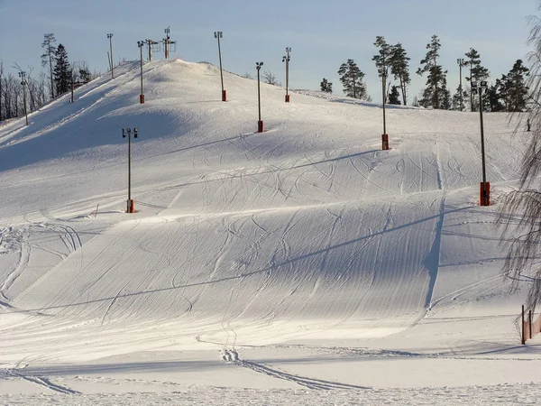 Paisagem Com Montanha Bonita Branca Inclinação Esqui Pronto Para Esquiar — Fotografia de Stock