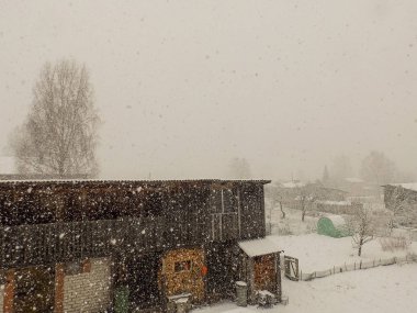 Pencereden karlı avluya manzara