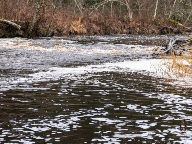 Kum taşı kayalıkları ve nehir manzarası