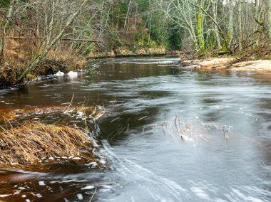 Kum taşı kayalıkları ve nehir manzarası