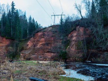 Yüksek gelgit çizgileri olan bir manzara kumtaşı uçurumunda kutuplar