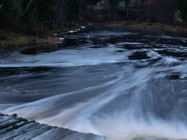 Abstracte wazige watertextuur, een steile rivier — Stockfoto