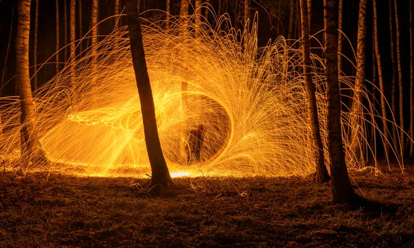 Çelik yünden dönen ateş çemberi spiral kıvılcım yaratır.