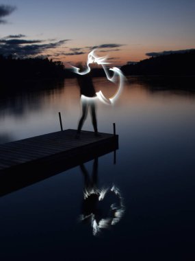 hafif boya, uzun pozlama, soyut insan figürü