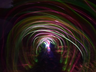 uzun pozlama, kıvrımlar ve dalgalar siyah arkaplan üzerinde