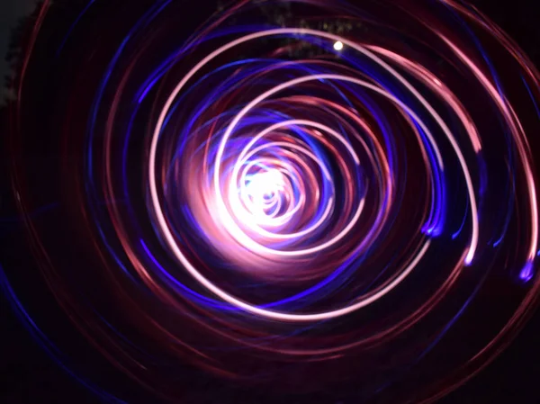 uzun pozlama, kıvrımlar ve dalgalar siyah arkaplan üzerinde