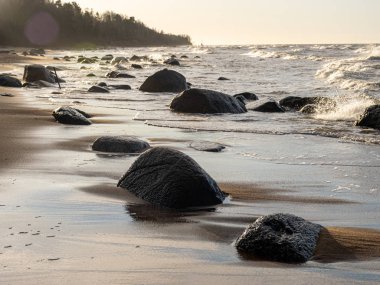 Taşlı deniz kıyılarıyla aydınlatılmış manzara