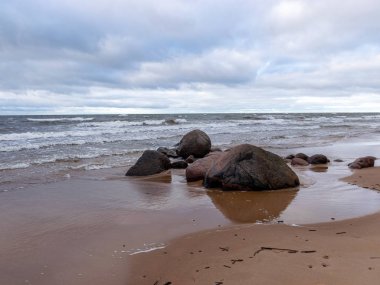 Güzel deniz manzarası, kara bulutlar ve beyaz dalgalar.