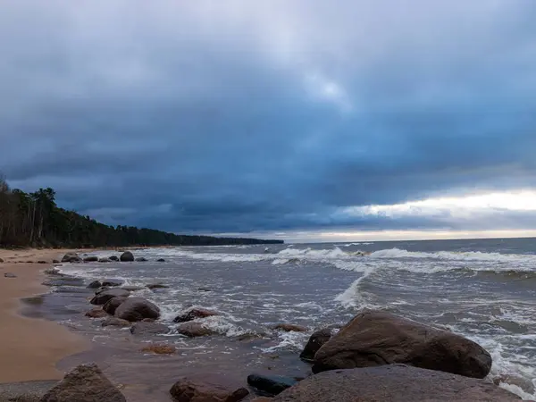 Красивий морський пейзаж, темні хмари і білі хвилі — стокове фото