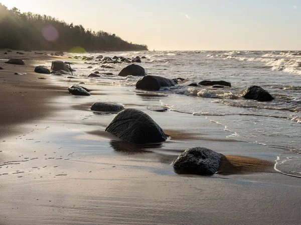 Підсвічування краєвид з кам'янистим морським берегом — стокове фото