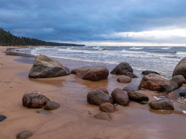 Güzel deniz manzarası, kara bulutlar ve beyaz dalgalar.