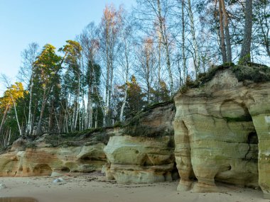 Güneşin doğuşunda kumtaşı kayalıklarıyla manzara