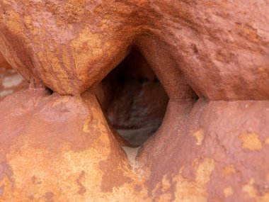 Bulanık arkaplanda kumtaşı parçacıkları olan manzara