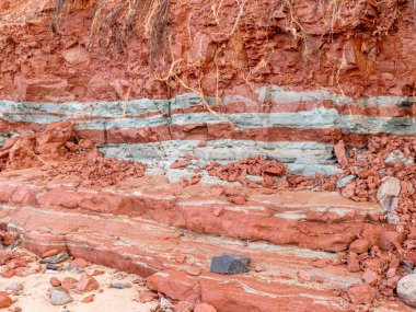 kırmızı ve beyaz kil desenli renkli soyut resim