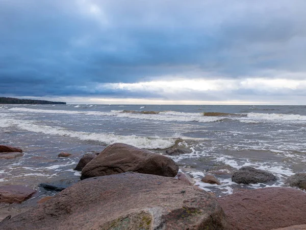 Bela paisagem marinha, nuvens escuras e ondas brancas — Fotografia de Stock