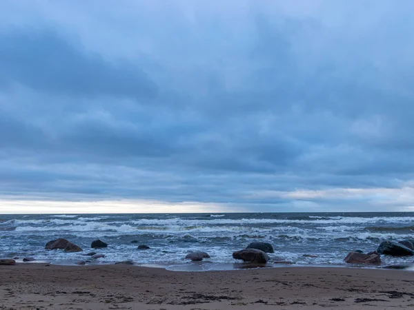 Beau paysage marin, nuages sombres et vagues blanches — Photo