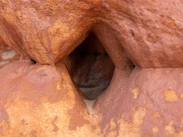Bulanık arkaplanda kumtaşı parçacıkları olan manzara