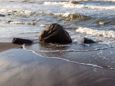 Taşlı deniz kıyılarıyla aydınlatılmış manzara