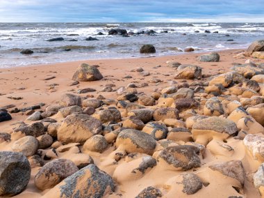 kum ve çamur kirli taşlar yağmur ve fırtınadan sonra