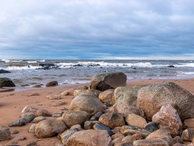 kum ve çamur kirli taşlar yağmur ve fırtınadan sonra
