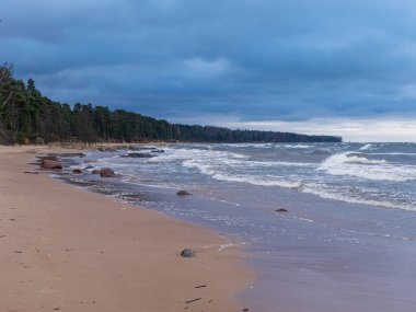 Güzel deniz manzarası, kara bulutlar ve beyaz dalgalar.