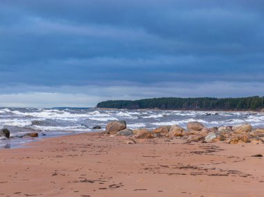 Güzel deniz manzarası, kara bulutlar ve beyaz dalgalar.