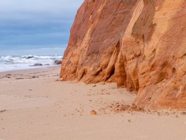Bulanık arkaplanda kumtaşı parçacıkları olan manzara