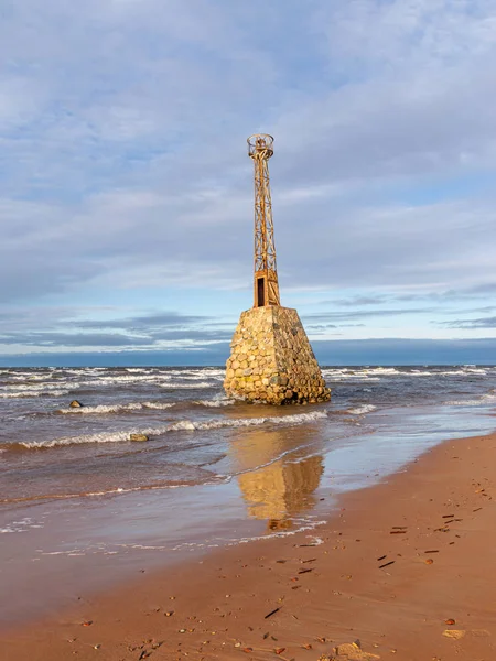 Краєвид зі старим і кривим маяком біля моря — стокове фото