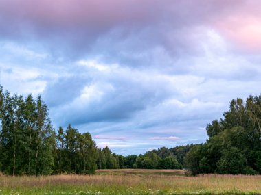 Güzel bulutlu manzara, belirsiz önplan