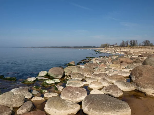 Obraz Kameny Pláží Klidném Mořském Pobřeží — Stock fotografie