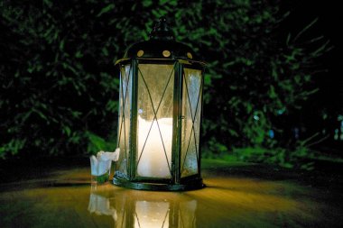 Aydınlık resimli soyut resim, ormanda lamba.