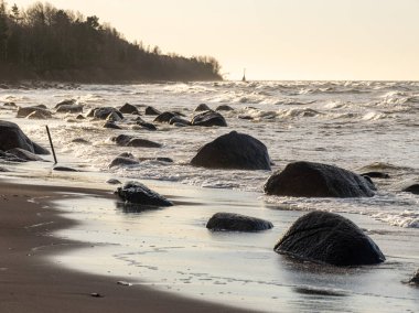 Taşlı deniz kıyılarıyla aydınlatılmış manzara