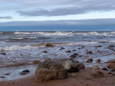 Güzel deniz manzarası, kara bulutlar ve beyaz dalgalar.