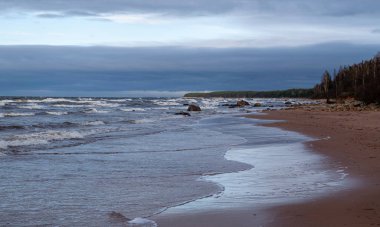Güzel deniz manzarası, kara bulutlar ve beyaz dalgalar.